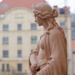 Socha na fasádě budovy advokátní kanceláře